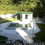Niggl Mit Pool Im Garten Apartment *