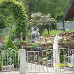 Niggl Mit Pool Im Garten * Untergriesbach