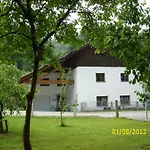 Apartment Niggl Mit Pool Im Garten