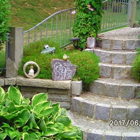 Niggl Mit Pool Im Garten * Untergriesbach