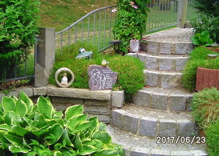 Niggl Mit Pool Im Garten * Untergriesbach